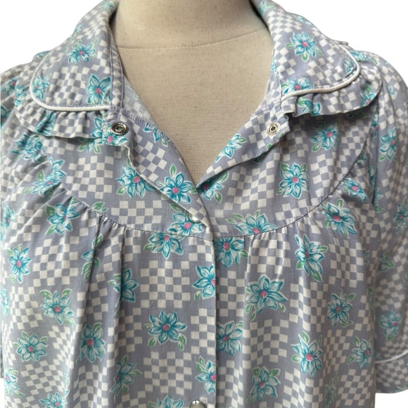 1970s Floral,‎ Poly Blend, Front Snap Closure Housecoat - Picture 2 of 8